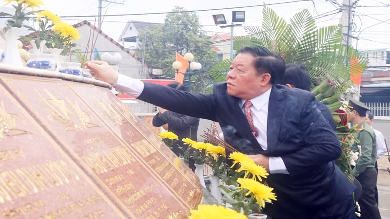 Đồng chí ân cần thắp từng nén hương đến những người đã hy sinh vì độc lập, tự do dân tộc. Đồng chí ân cần thắp từng nén hương đến những người đã hy sinh vì độc lập, tự do dân tộc.