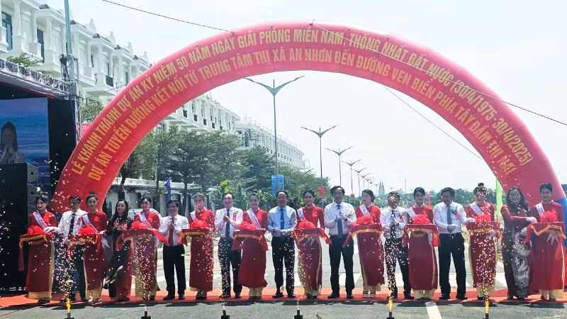 Các đại biểu cắt băng khánh thành tuyến đường.