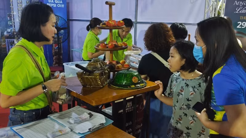 Du khách trải nghiệm món ăn tại các gian hàng hội chợ.