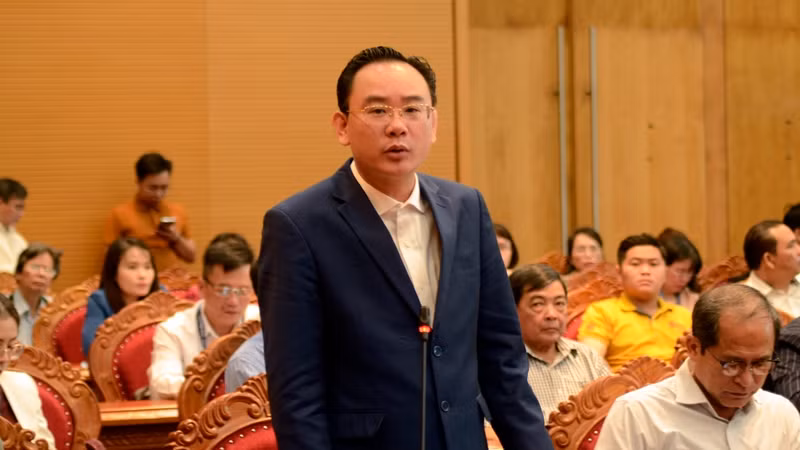 Đại biểu phát biểu tham luận.