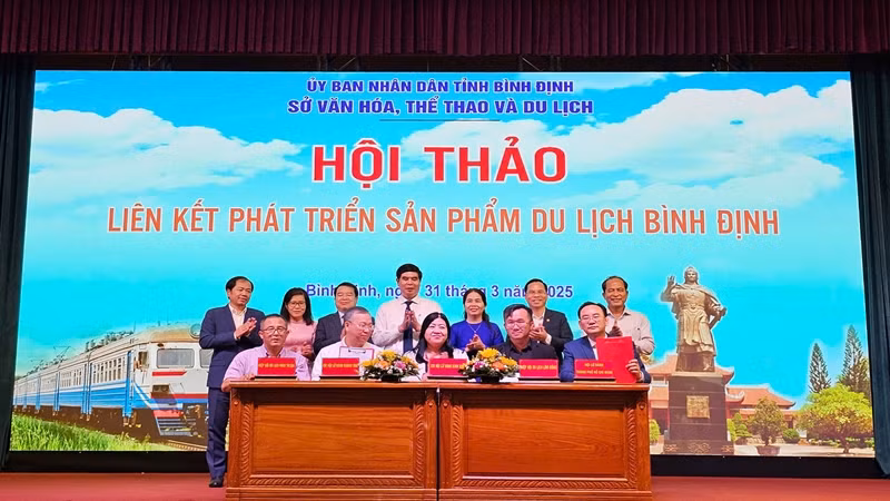Chi hội Lữ hành Bình Định ký kết hợp tác với các Chi hội và Câu lạc bộ Lữ hành địa phương khác.