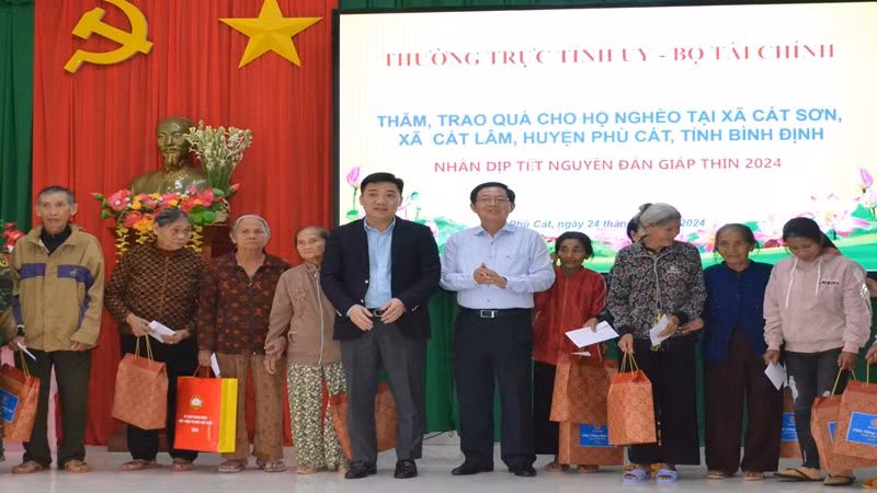 Bí thư Tỉnh ủy Hồ Quốc Dũng trao quà tặng những hộ nghèo tại hai xã Cát Sơn, Cát Lâm của huyện Phù Cát.