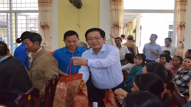 Đồng chí Bí thư Tỉnh ủy ân cần hỏi thăm và tặng quà Tết những hộ nghèo tại xã Cát Sơn.
