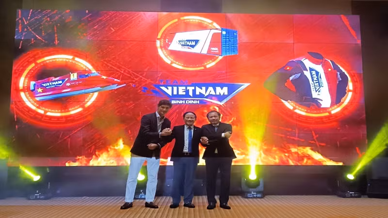 Chủ tịch Ủy ban nhân dân tỉnh Bình Định Phạm Anh Tuấn (giữa) chụp ảnh lưu niệm cùng ông Raimondo di San Germano, Tổng Giám đốc H2O Racing và ông Trần Việt Anh, Chủ tịch Công ty Fleur De Lys Hospitality.