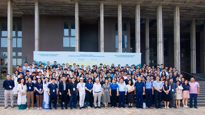 Các đại biểu chụp ảnh lưu niệm tại Trung tâm ICISE.