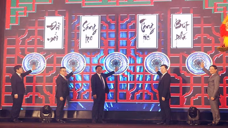 Các đại biểu bấm nút khai mạc liên hoan truyền hình Các đại biểu bấm nút khai mạc liên hoan truyền hình
