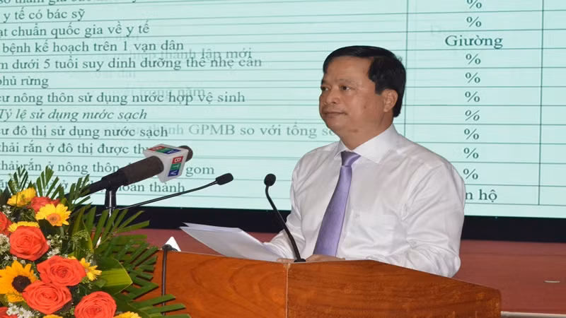 Phó Chủ tịch Thường trực Ủy ban nhân dân tỉnh Nguyễn Tuấn Thanh trình bày báo cáo tình hình kinh tế-xã hội của tỉnh năm 2023 tại hội nghị.