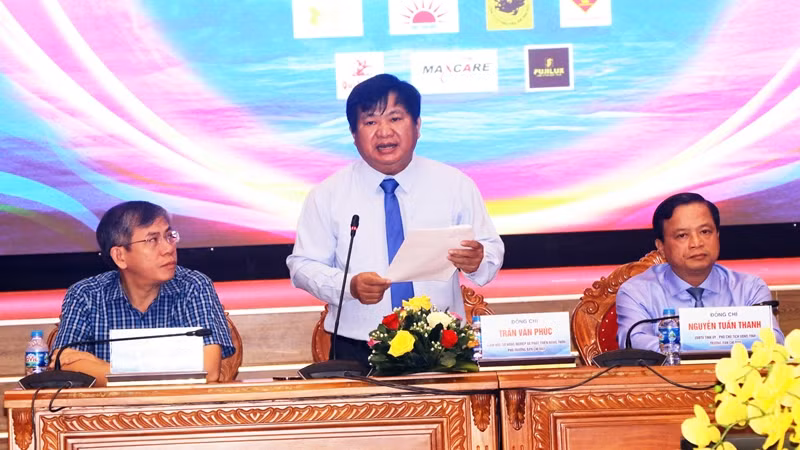 Ông Trần Văn Phúc, Giám đốc Sở Nông nghiệp và phát triển nông thôn tỉnh Bình Định giới thiệu chương trình lễ hội.