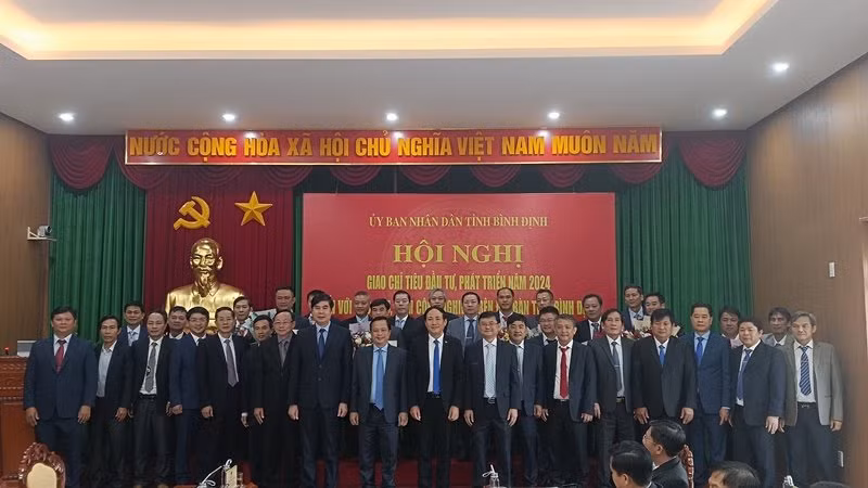 Chủ tịch Ủy ban nhân dân tỉnh khẳng định, chính quyền sẽ luôn đồng hành cùng các doanh nghiệp trong sự phát triển kinh tế-xã hội của địa phương. Chủ tịch Ủy ban nhân dân tỉnh khẳng định, chính quyền sẽ luôn đồng hành cùng các doanh nghiệp trong sự phát triển kinh tế-xã hội của địa phương.