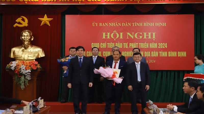 Đại diện lãnh đạo tỉnh trao Quyết định cho các chủ doanh nghiệp, nhà đầu tư. Đại diện lãnh đạo tỉnh trao Quyết định cho các chủ doanh nghiệp, nhà đầu tư.