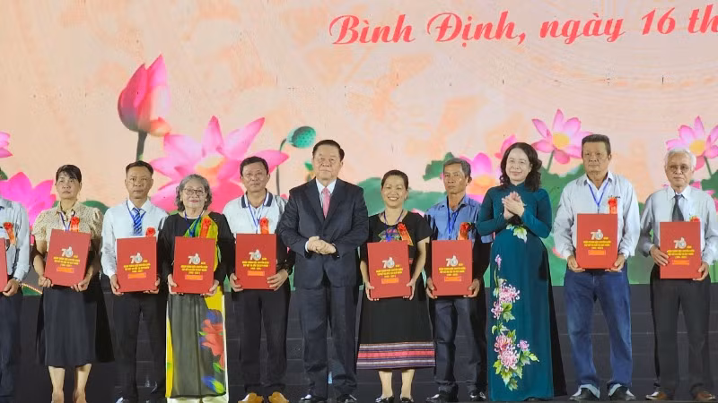 Trao lại kỷ vật cho các gia đình chính sách. Trao lại kỷ vật cho các gia đình chính sách.