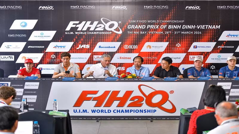 Ban tổ chức trao đổi thông tin về Giải đua vô địch thế giới thuyền máy nhà nghề UIM F1H2O World Championship với báo chí, truyền thông.
