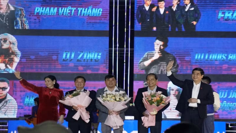 Phó Chủ tịch Ủy ban nhân dân tỉnh Bình Định Lâm Hải Giang tặng hoa các ca sĩ và khách mời. Phó Chủ tịch Ủy ban nhân dân tỉnh Bình Định Lâm Hải Giang tặng hoa các ca sĩ và khách mời.