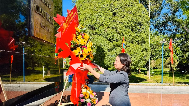 Phó Chủ tịch nước dâng hoa tại Bảo tàng Quang Trung.