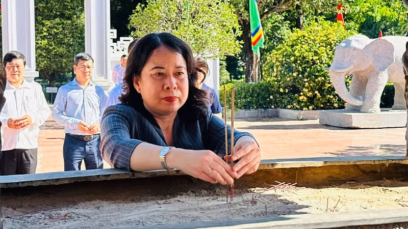 Phó Chủ tịch nước dâng hương bái tế các văn thần, võ tướng triều Tây Sơn.