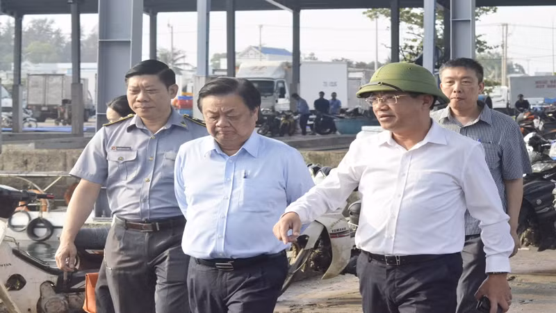 Bộ trưởng cùng đoàn công tác đi thực tế tại cảng cá Đề Gi.