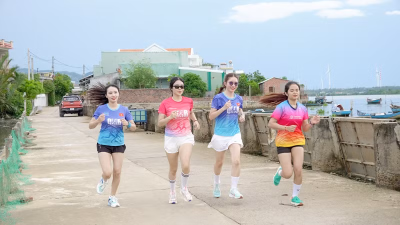 Đua sức, tranh tài. Đua sức, tranh tài.