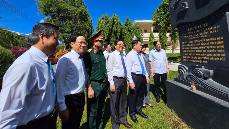 Các đại biểu tham quan di tích địa điểm chuyển quân tập kết ra miền bắc. Các đại biểu tham quan di tích địa điểm chuyển quân tập kết ra miền bắc.
