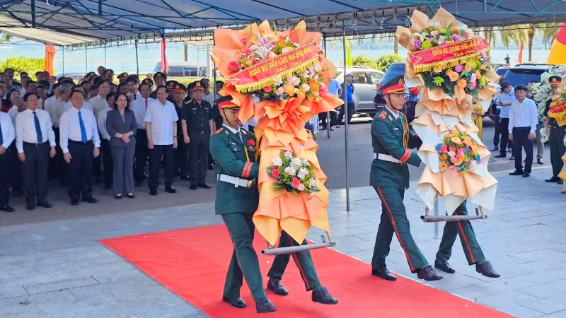Lễ dâng hoa diễn ra tại Đài kỷ niệm cảng Quy Nhơn.