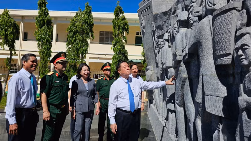 Kỷ niệm 70 năm chuyển quân tập kết không chỉ là ôn lại một dấu mốc lịch sử, mà còn là lời nhắc nhở về tinh thần đoàn kết và sự kiên cường của dân tộc. Kỷ niệm 70 năm chuyển quân tập kết không chỉ là ôn lại một dấu mốc lịch sử, mà còn là lời nhắc nhở về tinh thần đoàn kết và sự kiên cường của dân tộc.