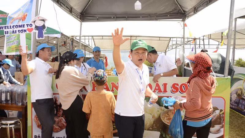 Ngày hội là dịp để thị xã Hoài Nhơn tăng cường giới thiệu, quảng bá vẻ đẹp tự nhiên nổi bật của cao nguyên xanh La Vuông. Ngày hội là dịp để thị xã Hoài Nhơn tăng cường giới thiệu, quảng bá vẻ đẹp tự nhiên nổi bật của cao nguyên xanh La Vuông.