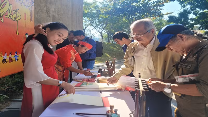 Tặng chữ thư pháp đầu năm tại hội báo xuân. Tặng chữ thư pháp đầu năm tại hội báo xuân.