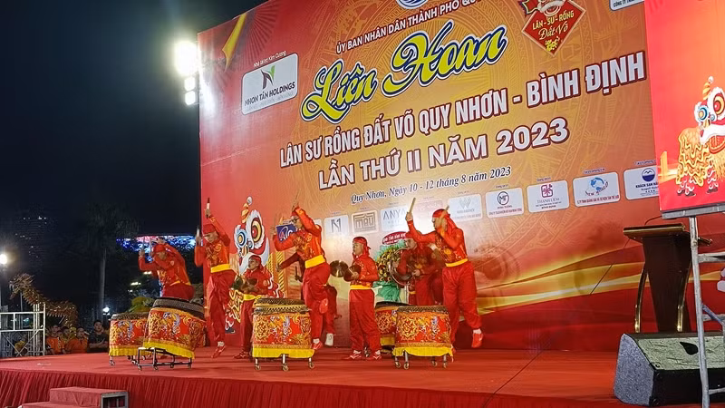 Tổng hội Lân-Sư-Rồng thành phố Quy Nhơn trình diễn tiết mục "Thập trống khai hội" mở màn lễ khai mạc.