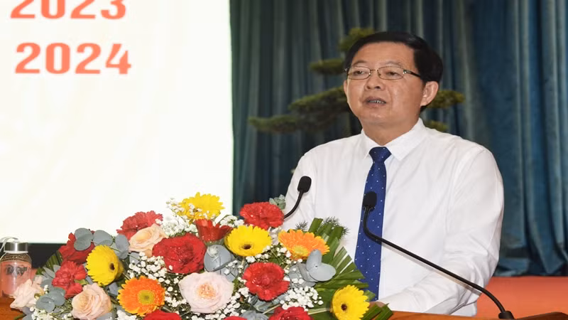 Đồng chí Hồ Quốc Dũng, Bí thư Tỉnh ủy Bình Định phát biểu ý kiến tại hội nghị. Đồng chí Hồ Quốc Dũng, Bí thư Tỉnh ủy Bình Định phát biểu ý kiến tại hội nghị.