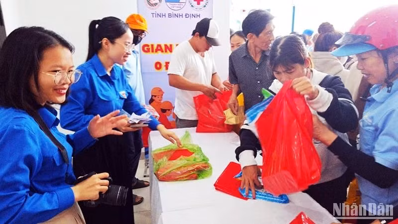 Gian hàng 0 đồng tại Ngày hội cung cấp một số nhu yếu phẩm cần thiết cho công nhân.