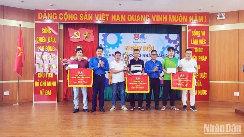 Trao cúp, cờ và tiền thưởng cho các đội bóng giành chiến thắng.