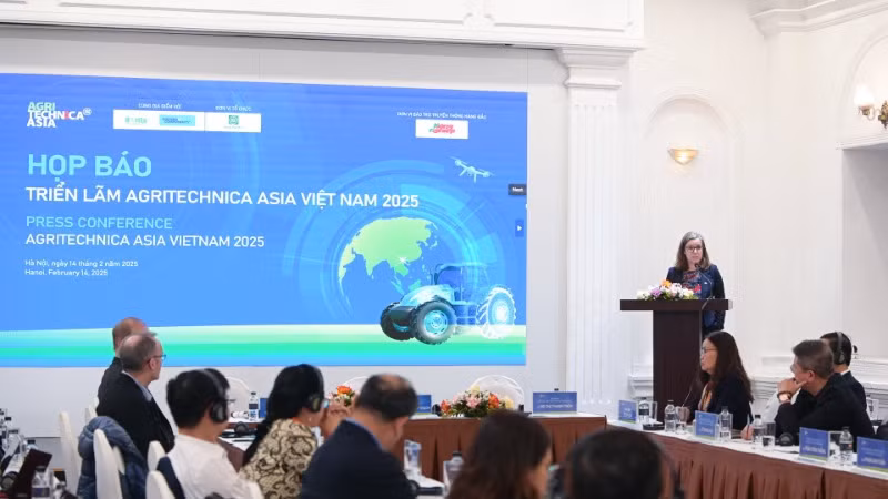Bà Sonja Esche, Trưởng nhóm nông nghiệp của Tổ chức Hợp tác Phát triển Đức (GIZ), cho biết, tại Agritechnica Asia Việt Nam 2025, GIZ sẽ tập trung kết nối các chuyên gia quốc tế nhằm thúc đẩy chuyển đổi nông nghiệp của Việt Nam, thông qua các giải pháp thông minh về khí hậu, xây dựng năng lực và tăng cường quan hệ đối tác công tư để thúc đẩy nông nghiệp bền vững. Bà Sonja Esche, Trưởng nhóm nông nghiệp của Tổ chức Hợp tác Phát triển Đức (GIZ), cho biết, tại Agritechnica Asia Việt Nam 2025, GIZ sẽ tập trung kết nối các chuyên gia quốc tế nhằm thúc đẩy chuyển đổi nông nghiệp của Việt Nam, thông qua các giải pháp thông minh về khí hậu, xây dựng năng lực và tăng cường quan hệ đối tác công tư để thúc đẩy nông nghiệp bền vững.