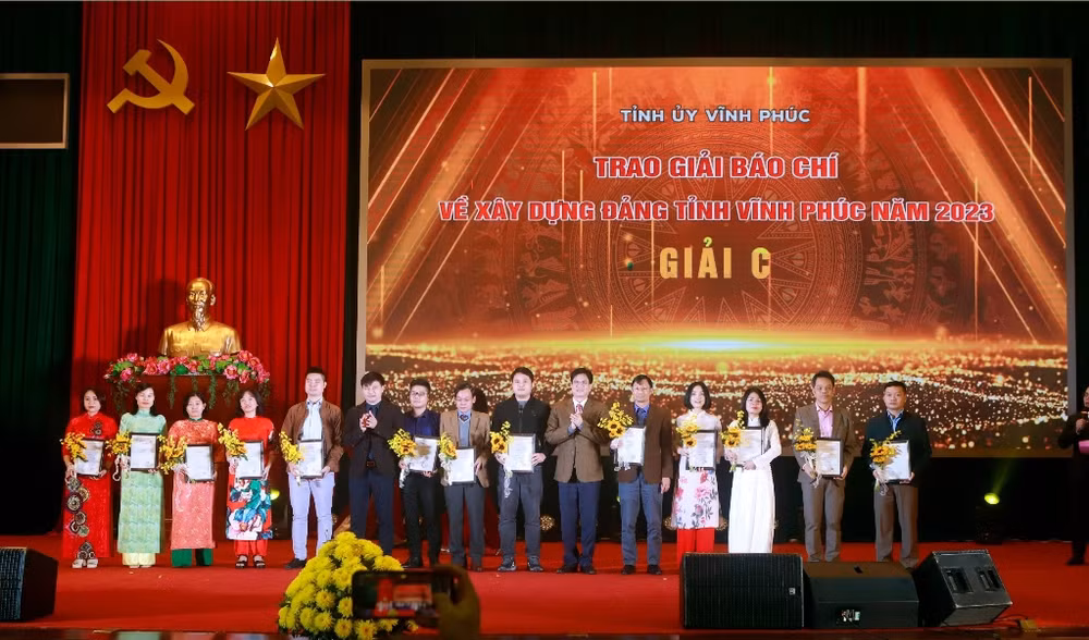 Các tác giả nhận giải C. Các tác giả nhận giải C.