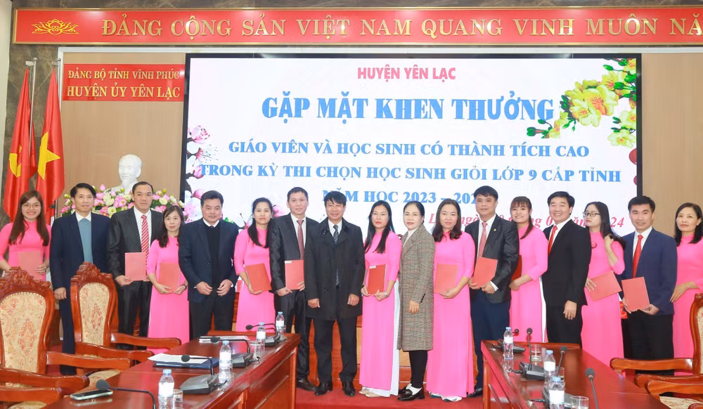 Lãnh đạo huyện Yên Lạc khen thưởng giáo viên giỏi năm học 2023-2024. (Ảnh: Hà Hồng Hà)