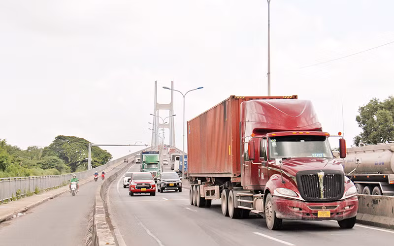 Xe container lưu thông trên cầu Phú Mỹ hướng về cảng Cát Lái, thành phố Thủ Đức. (Ảnh THẾ ANH)