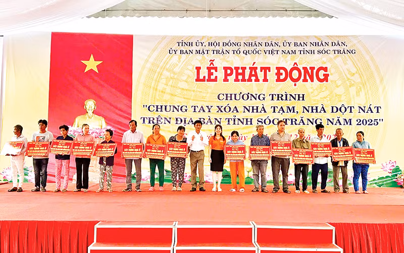 Lãnh đạo tỉnh Sóc Trăng và nhà tài trợ trao bảng tượng trưng nhà ở cho hộ nghèo tại lễ phát động.
