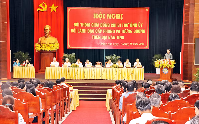 Bí thư Tỉnh ủy Đồng Nai Nguyễn Hồng Lĩnh đối thoại với cán bộ lãnh đạo cấp phòng.