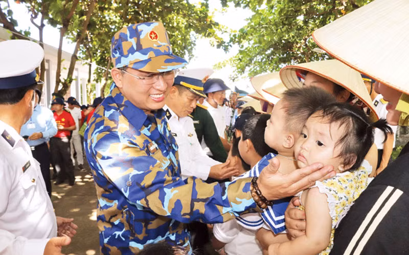 Đồng chí Nguyễn Hải Ninh (bên trái) thăm huyện đảo Trường Sa tháng 4/2022. Nguồn: Báo Khánh Hòa