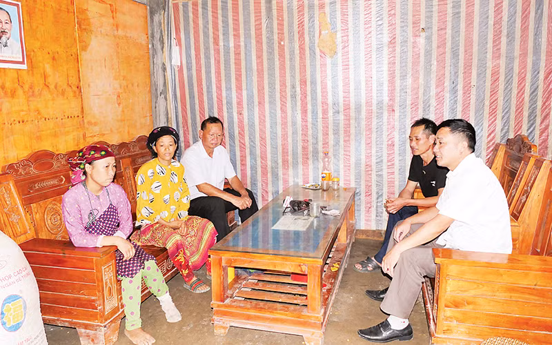 Cán bộ xã Sủng Thài, huyện Yên Minh thăm hỏi, động viên gia đình chị Ly Thị Dính, thôn Lủng Pủng B vừa bỏ tà đạo, quay lại phong tục, tập quán truyền thống người H’Mông. 