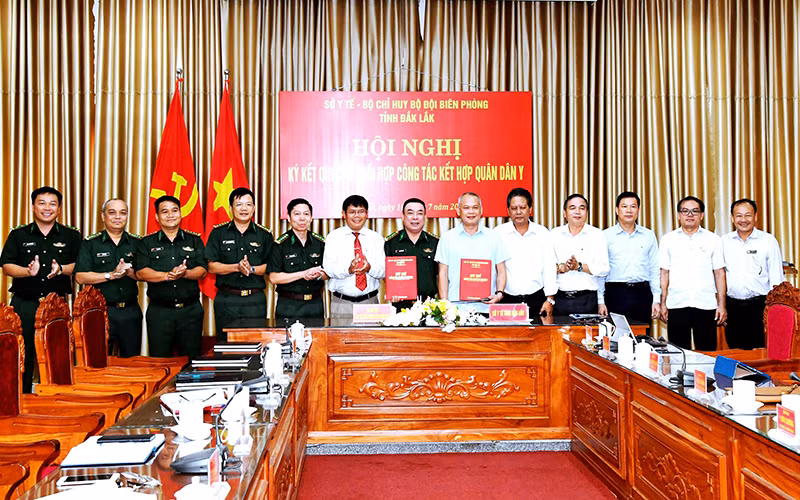 Đại diện lãnh đạo hai đơn vị ký kết chương trình phối hợp.