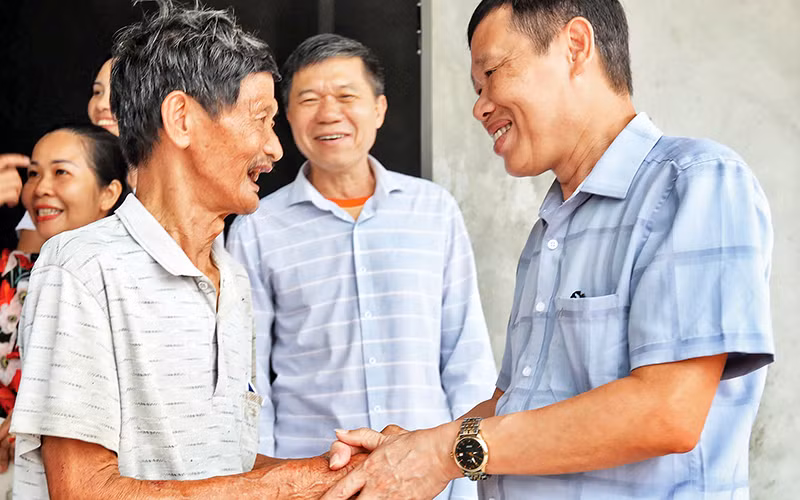 Xuân về, cán bộ địa phương đến động viên, chia sẻ niềm vui với gia đình chính sách bên căn nhà mới đang được hoàn thiện.