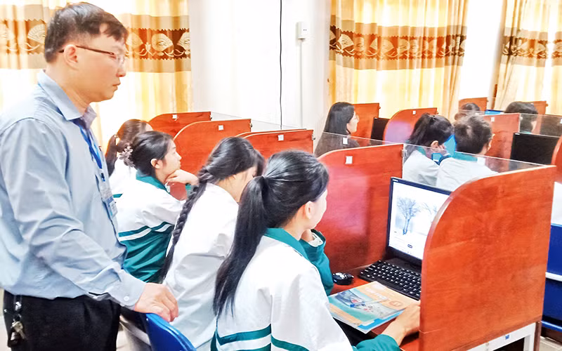Trường phổ thông dân tộc nội trú Thái Nguyên đầu tư trang thiết bị cho học sinh học ngoại ngữ, tin học. 