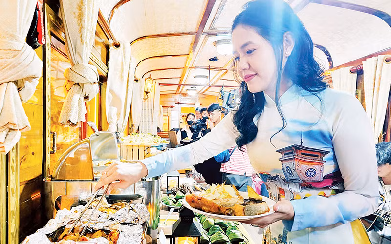 Du khách đặt món ăn theo nhu cầu trên “Hành trình đêm Đà Lạt” bằng xe lửa cổ. Du khách đặt món ăn theo nhu cầu trên “Hành trình đêm Đà Lạt” bằng xe lửa cổ.