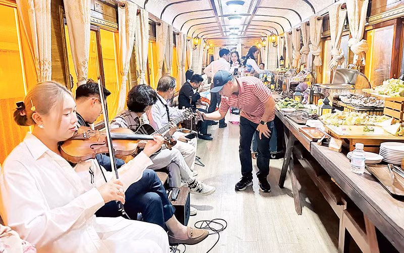 Trải nghiệm Đà Lạt về đêm trên xe lửa cổ, du khách được thưởng thức âm nhạc và ẩm thực theo yêu cầu. Trải nghiệm Đà Lạt về đêm trên xe lửa cổ, du khách được thưởng thức âm nhạc và ẩm thực theo yêu cầu.