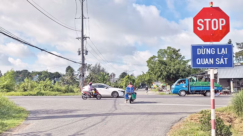 Ngã tư đường tỉnh 922 với đường tỉnh 923 không có đèn tín hiệu; nhiều vụ tai nạn giao thông xảy ra ở ngã tư này. 