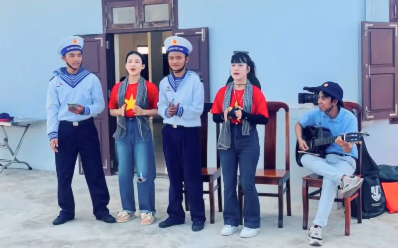 Các ca sĩ giao lưu văn nghệ với các chiến sĩ Trường Sa. Các ca sĩ giao lưu văn nghệ với các chiến sĩ Trường Sa.