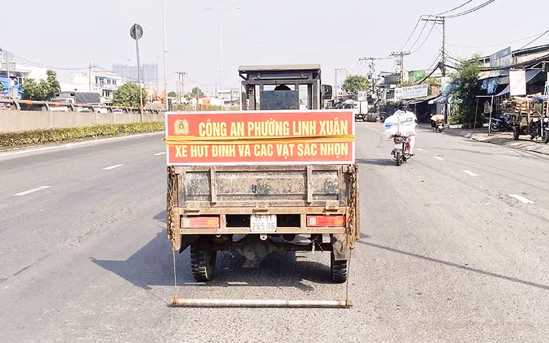 Hút đinh trên Quốc lộ 1, đoạn qua phường Linh Xuân, thành phố Thủ Đức. (Ảnh CTV)