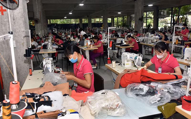 Sản xuất các sản phẩm xuất khẩu tại Công ty cổ phần sản xuất hàng thể thao MXP, tỉnh Thái Bình. (Ảnh ĐĂNG DUY)