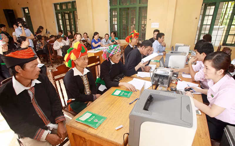 Ngân hàng Chính sách xã hội cho các đối tượng chính sách vay vốn.