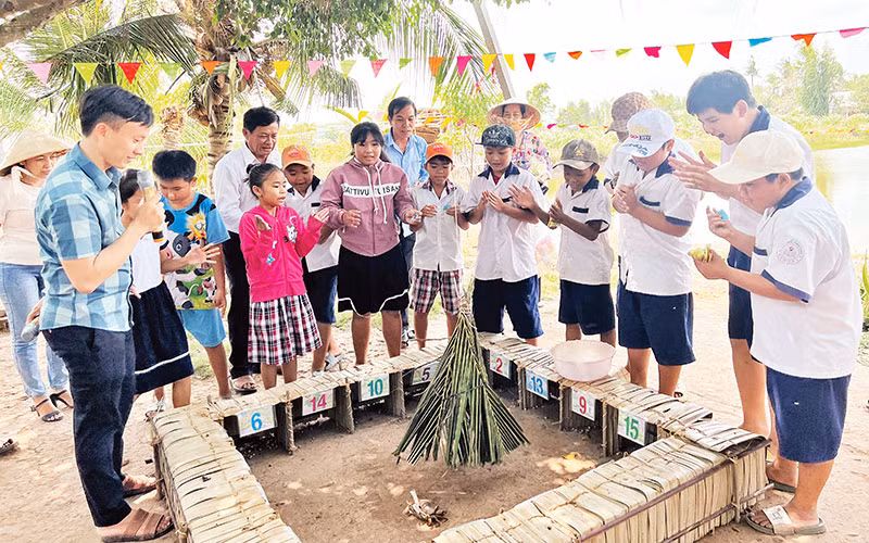 Khách tham quan vui chơi tại Hợp tác xã nông nghiệp-du lịch An Hiệp.
