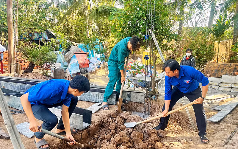 Đoàn viên, thanh niên tỉnh Sóc Trăng tình nguyện hỗ trợ xây nhà cho hộ nghèo. (Ảnh NGUYỄN PHONG)
